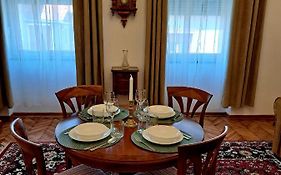 Weisz Castle Style Apartment-City Center-Free Private Parking,Wifi,Ac
