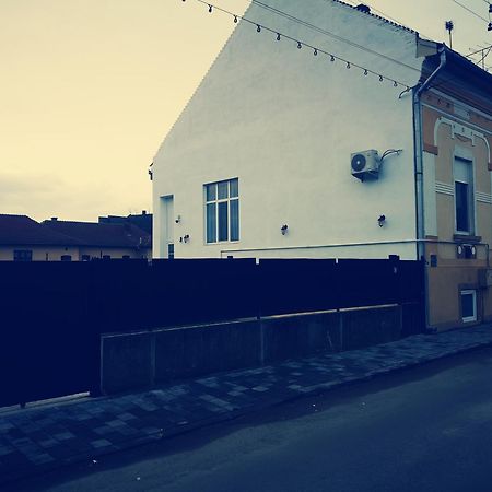 Weisz Castle Style Apartment-City Center-Free Private Parking,Wifi,Ac Nagykároly Kültér fotó