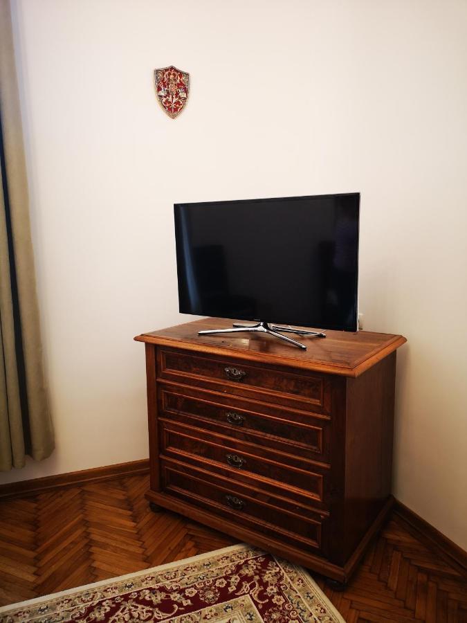 Weisz Castle Style Apartment-City Center-Free Private Parking,Wifi,Ac Nagykároly Kültér fotó