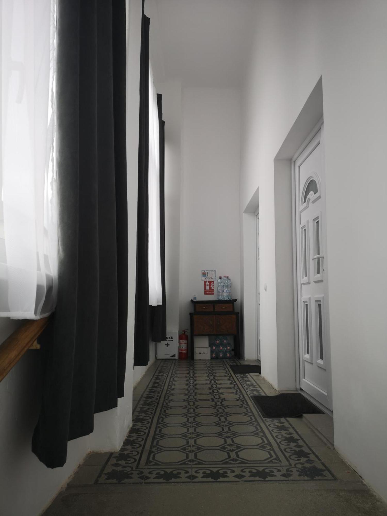 Weisz Castle Style Apartment-City Center-Free Private Parking,Wifi,Ac Nagykároly Kültér fotó