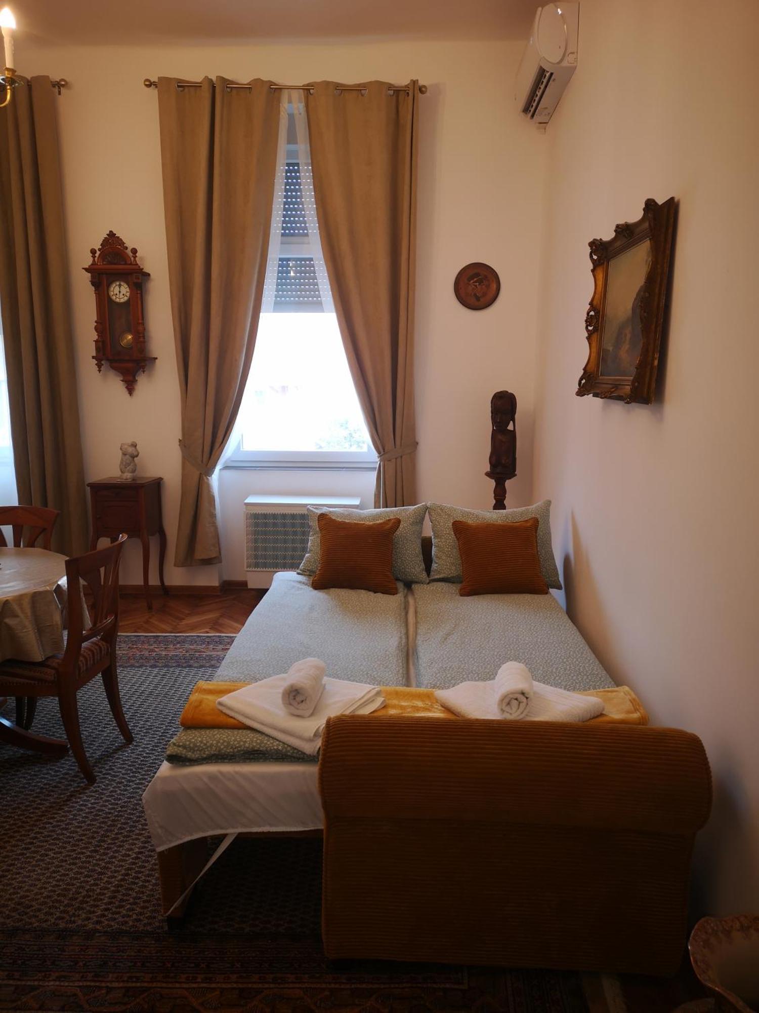 Weisz Castle Style Apartment-City Center-Free Private Parking,Wifi,Ac Nagykároly Kültér fotó